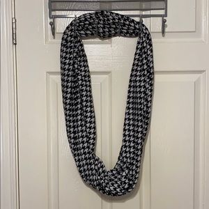 Black and white scarf with hidden pocket